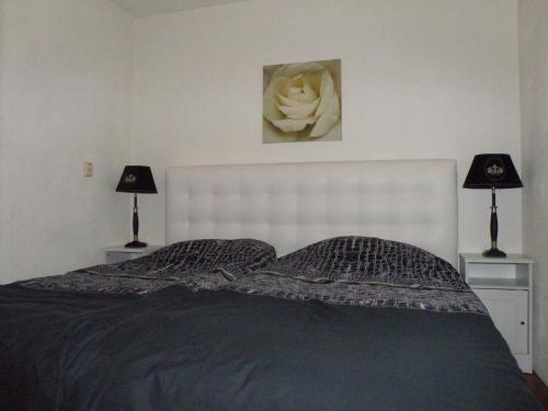 sypialnia z dużym łóżkiem z 2 lampami w obiekcie Apartment Seastar Zandvoort w Zandvoort
