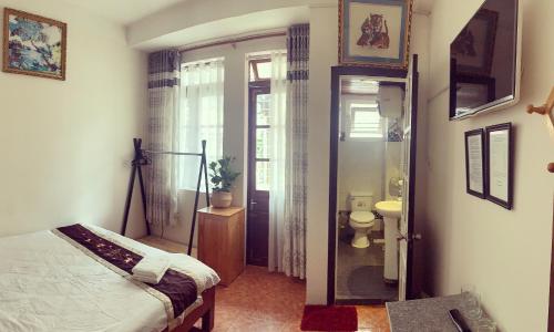 Ванная комната в Da Lat 24h Guesthouse & Hotel