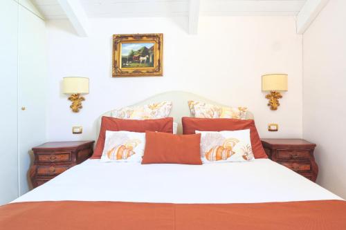ソレントにあるCasa Spartanoのベッドルーム1室(オレンジ色の枕が付いたベッド1台付)