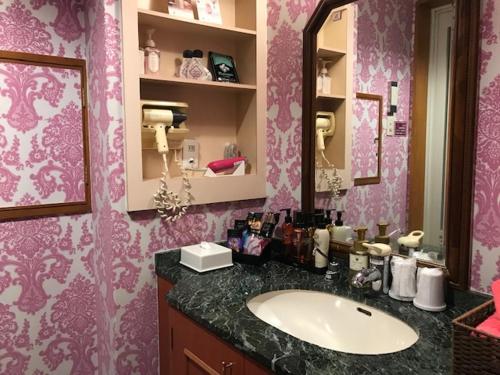 豐中的住宿－Hotel Fairy Tale (Adult Only)，一间带水槽和镜子的浴室