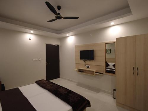 Una televisión o centro de entretenimiento en Punyah Residency Rishikesh