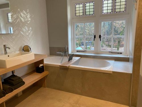 Koupelna v ubytování Relais & Chateaux De Struyckenbergen - villa met wellness