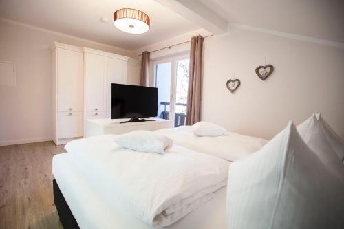 1 dormitorio con 2 camas y TV de pantalla plana en Olympia, en Garmisch-Partenkirchen