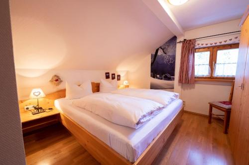 グライナウにあるGipfelstürmerのベッドルーム(大きな白いベッド1台、窓付)