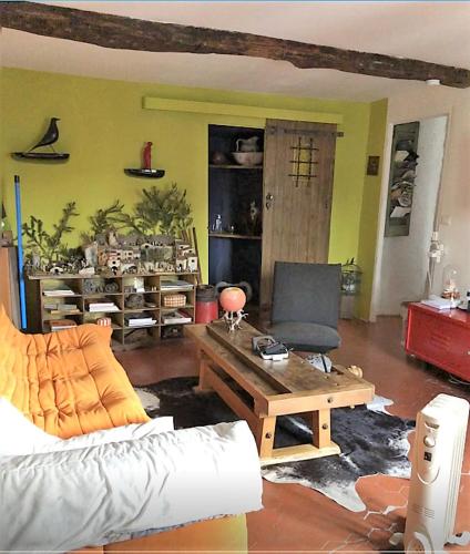 ein Wohnzimmer mit einem Sofa und einem Tisch in der Unterkunft Mon Abri in Garéoult
