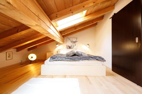 Postel nebo postele na pokoji v ubytování Dachgeschoss Wohnung Akelei am Fuße der Zugspitze
