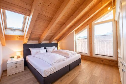 1 dormitorio con 1 cama en una habitación con ventanas en Bergzauber en Garmisch-Partenkirchen