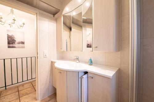 een badkamer met een wastafel en een spiegel bij Romantik in Garmisch-Partenkirchen