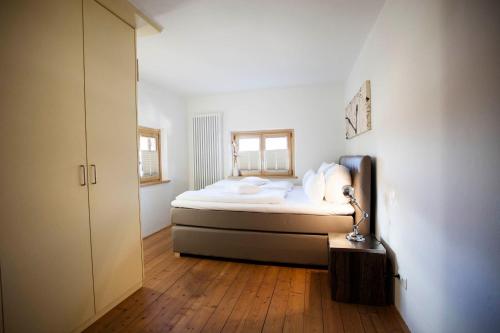 加爾米施－帕騰基興的住宿－Auszeit Maisonette，一间小卧室,配有床和窗户