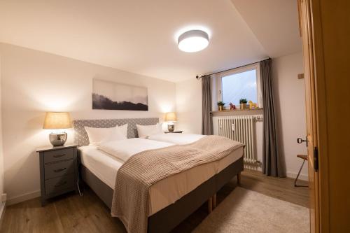 een slaapkamer met een groot bed en een raam bij Romantik in Garmisch-Partenkirchen