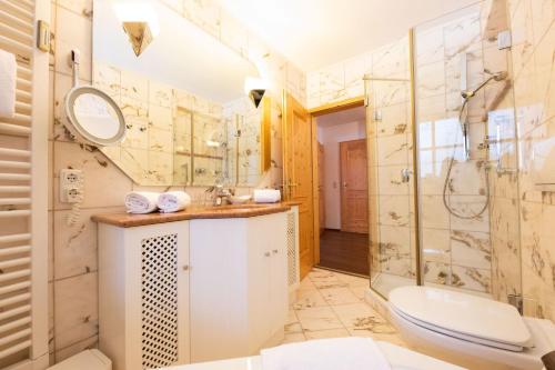 łazienka z toaletą i prysznicem w obiekcie Edelrose w mieście Grainau