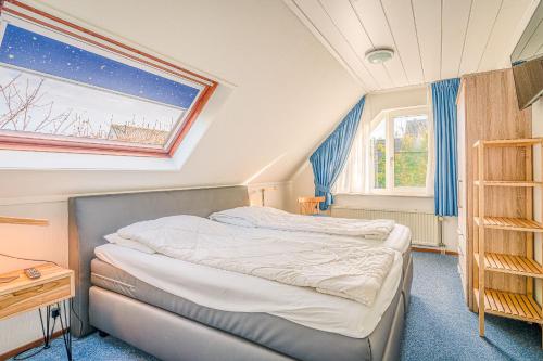 Habitación pequeña con cama y ventana en Villapark Kamperfoelie 65, en De Koog