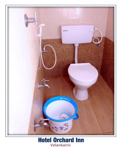 - Baño con aseo y cubo en Hotel orchard inn, en Velānganni