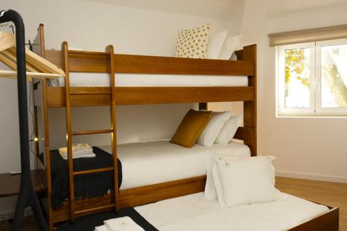 カスカイスにあるLove apartment Beco Torto, Cascaisの窓付きの客室で、二段ベッド2台が備わります。