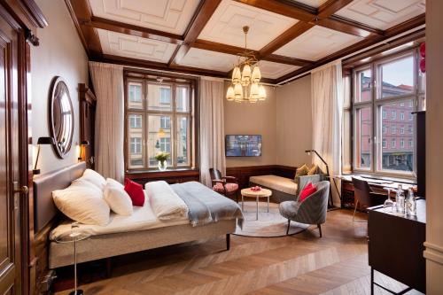 - une chambre avec un lit et un salon dans l'établissement Bergen Børs Hotel, à Bergen