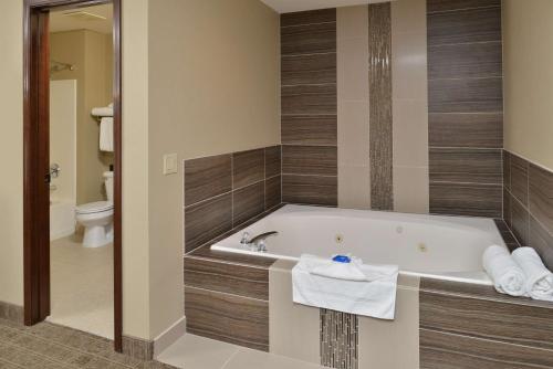 A bathroom at Best Western Plus Kennewick Inn