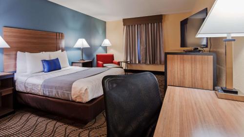 Un pat sau paturi într-o cameră la Best Western Plus Heritage Inn