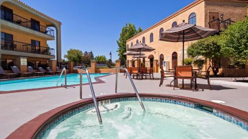 a swimming pool with a hot tub in a hotel at Best Western Plus Heritage Inn in Stockton