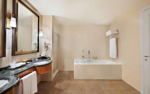 Ванная комната в Hyatt Regency Baku