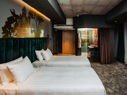 Giường trong phòng chung tại Mercure Timisoara