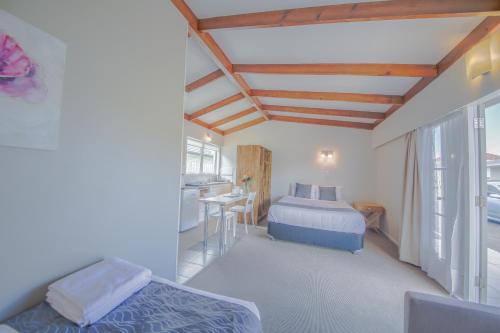 - une chambre avec un lit et un bureau dans l'établissement Sylvia Park Motel, à Auckland