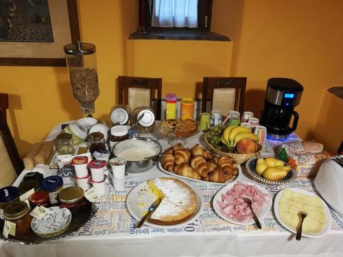 een tafel met veel borden eten erop bij Agriturismo Tra Serra E Lago in Roppolo