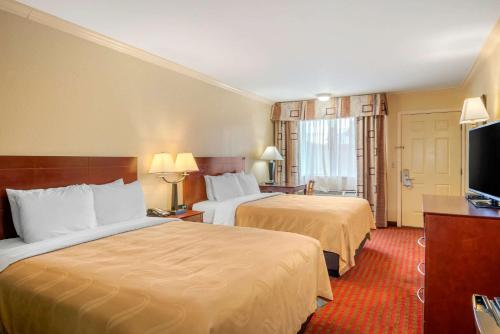Quality Inn Klamath Falls - Crater Lake Gateway tesisinde bir odada yatak veya yataklar