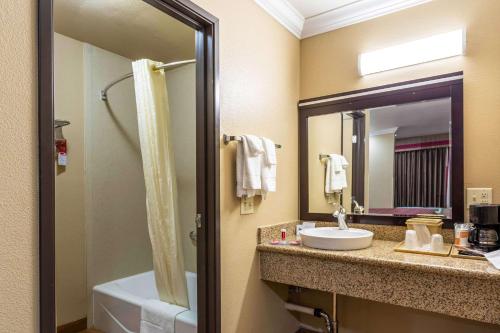 Un baño de Econo Lodge Inn & Suites Escondido Downtown