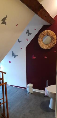 Le Vicel的住宿－LE CHALET SUISSE - Chambre papillons，墙上有蝴蝶的浴室