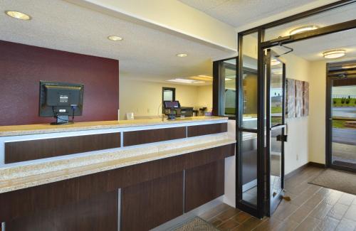 a lobby with a bar with a tv on the wall at Red Roof Inn Charleston West - Hurricane, WV in Teays Valley Estates