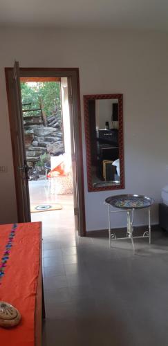 Kefar Weradim的住宿－אירוח בכפר ורדים גברת פלפלת，客厅配有桌子和镜子