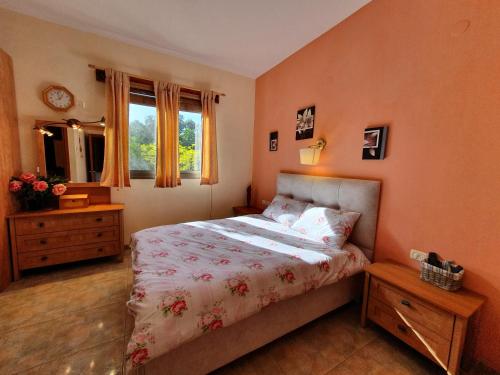 1 dormitorio con cama y ventana en Huge & Private Villa In Kibbutz Dafna en Dafna
