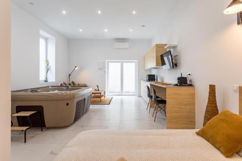 - une cuisine et un salon avec une baignoire dans la chambre dans l'établissement Love room Jacuzzi Sauna Privatif Marseille, à Marseille