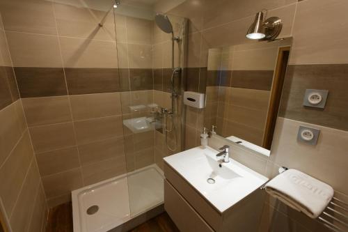 Ένα μπάνιο στο Appart'Hôtel Sainte Trinité