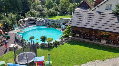 Výhled na bazén z ubytování Rodinné apartmány Alpinka nebo okolí