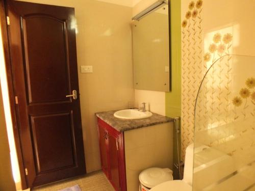 Vonios kambarys apgyvendinimo įstaigoje Cherai Beach Residency