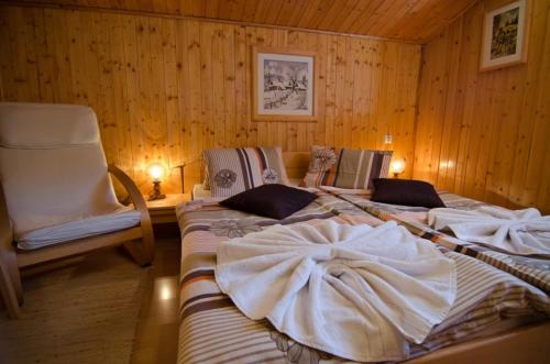 オシュチュニツァにあるRodinné apartmány Alpinkaのベッド3台と椅子が備わる部屋