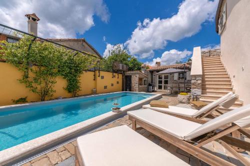 Πισίνα στο ή κοντά στο Rustic Villa Katarina by Villas Holiday