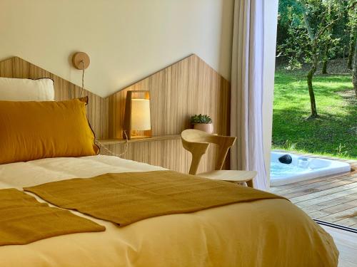Llit o llits en una habitació de Chambres avec Jacuzzi privatif - Kassiopée Bed & Spa