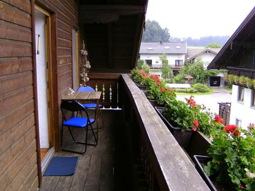 un balcón con 2 sillas y una mesa. en Ferienwohnung Schartner, en Eggstätt