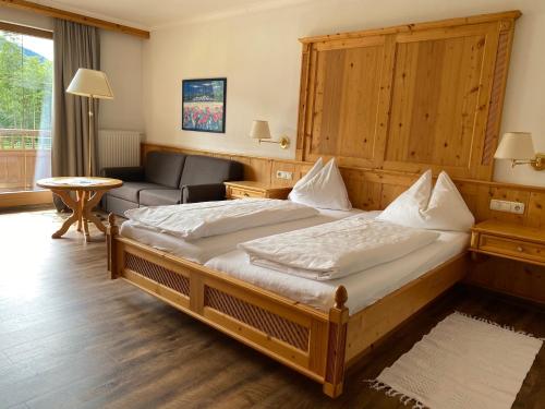 Postel nebo postele na pokoji v ubytování Landhotel Strasserwirt