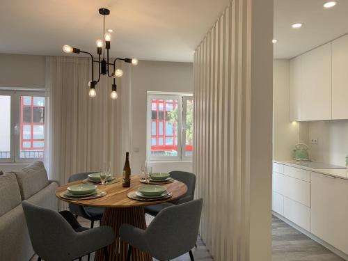 a kitchen and dining room with a table and chairs at Cascais Downtown Premium Apartment 2 in Cascais