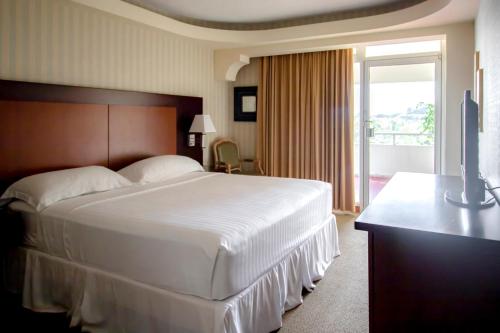 Llit o llits en una habitació de Hotel Plaza San Martin