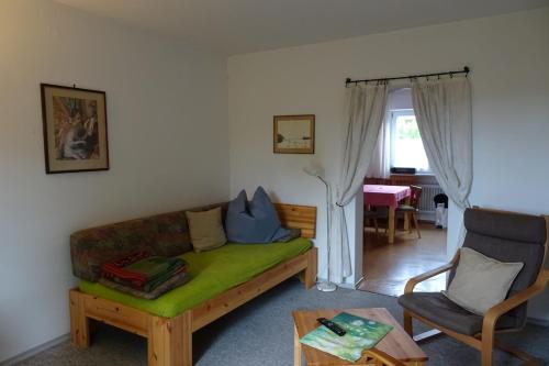 sala de estar con sofá y silla en Haus Strobl en Gstadt am Chiemsee