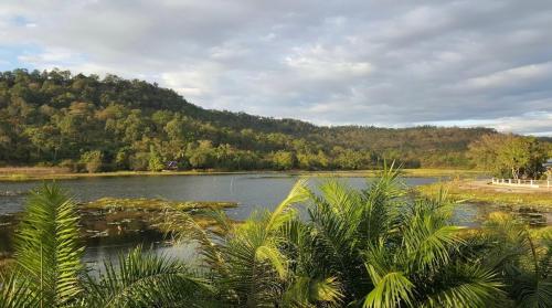 a body of water with a mountain in the background at บ้านภูเคียงน้ำรีสอร์ท ที่พักใกล้วัดเรืองแสง in Sirindhorn