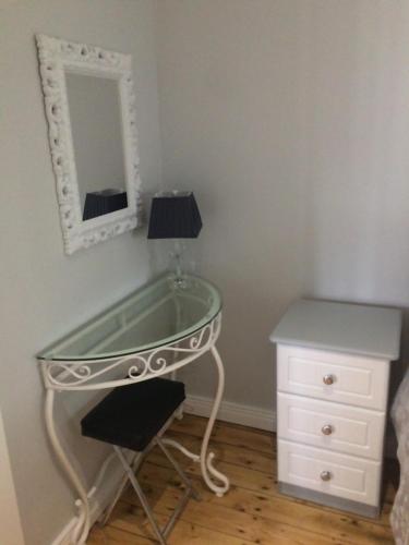 a dressing table and a mirror in a room at Cosy stylish 1-Bed Apartment in South Armagh in Cullyhanna