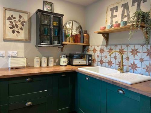 Kitchen o kitchenette sa Stunning Private en-suite studio in Cobham