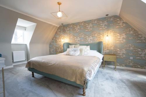 A bed or beds in a room at Lovely 5-Bed House in centre of Bicester Village