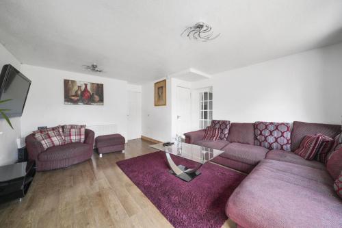 Ruang duduk di House - Sleeps 8 & on-site parking