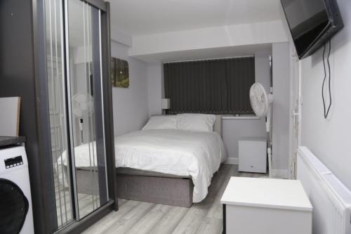 a bedroom with a bed and a large mirror at Budget 4-Bed House in Woolwich in London
